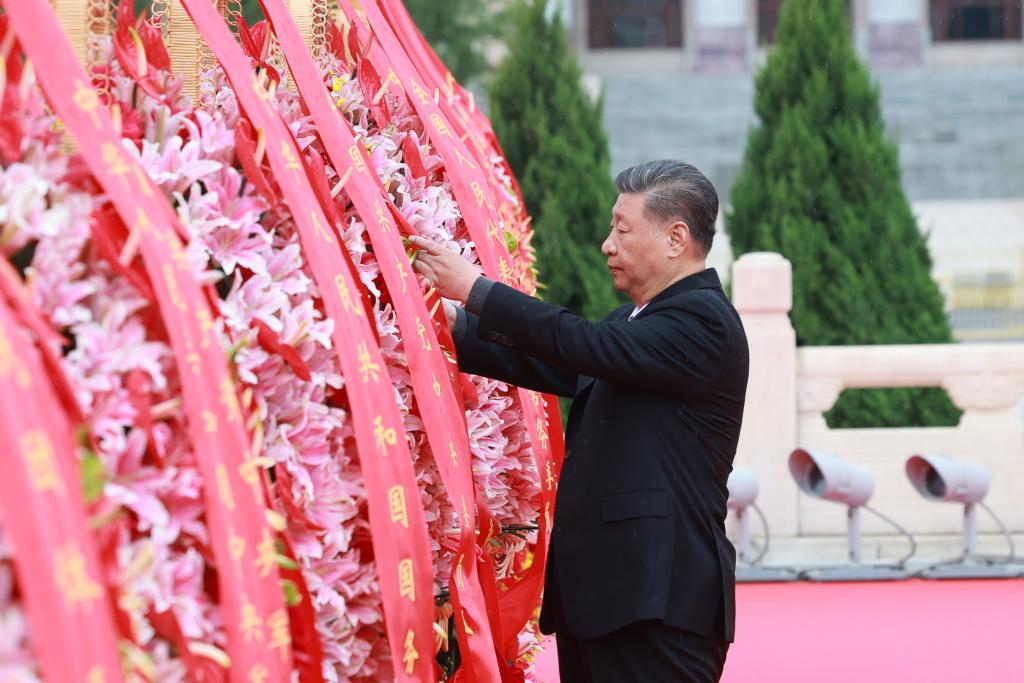 Presidente Xi rinde homenaje a los héroes caídos en el Día de los Mártires