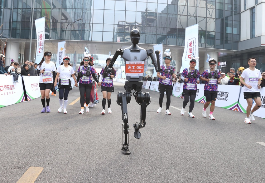 Histórica media maratón entre humanos y robots