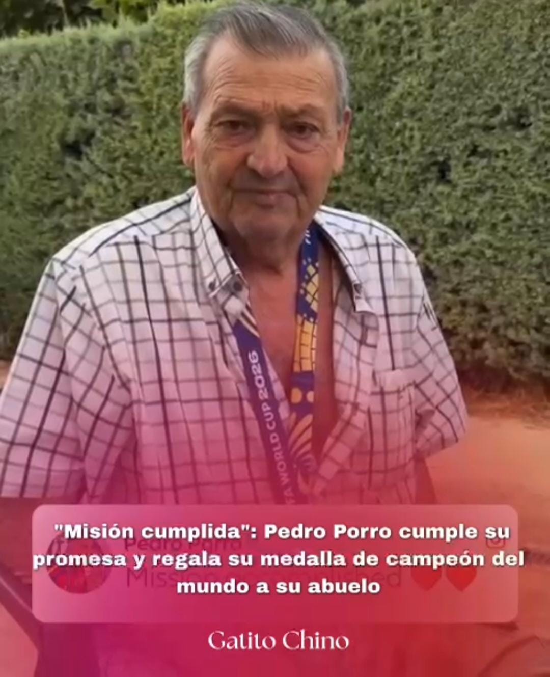 Pedro Porro cumple su promesa y regala su medalla de campeón del mundo a su abuelo
