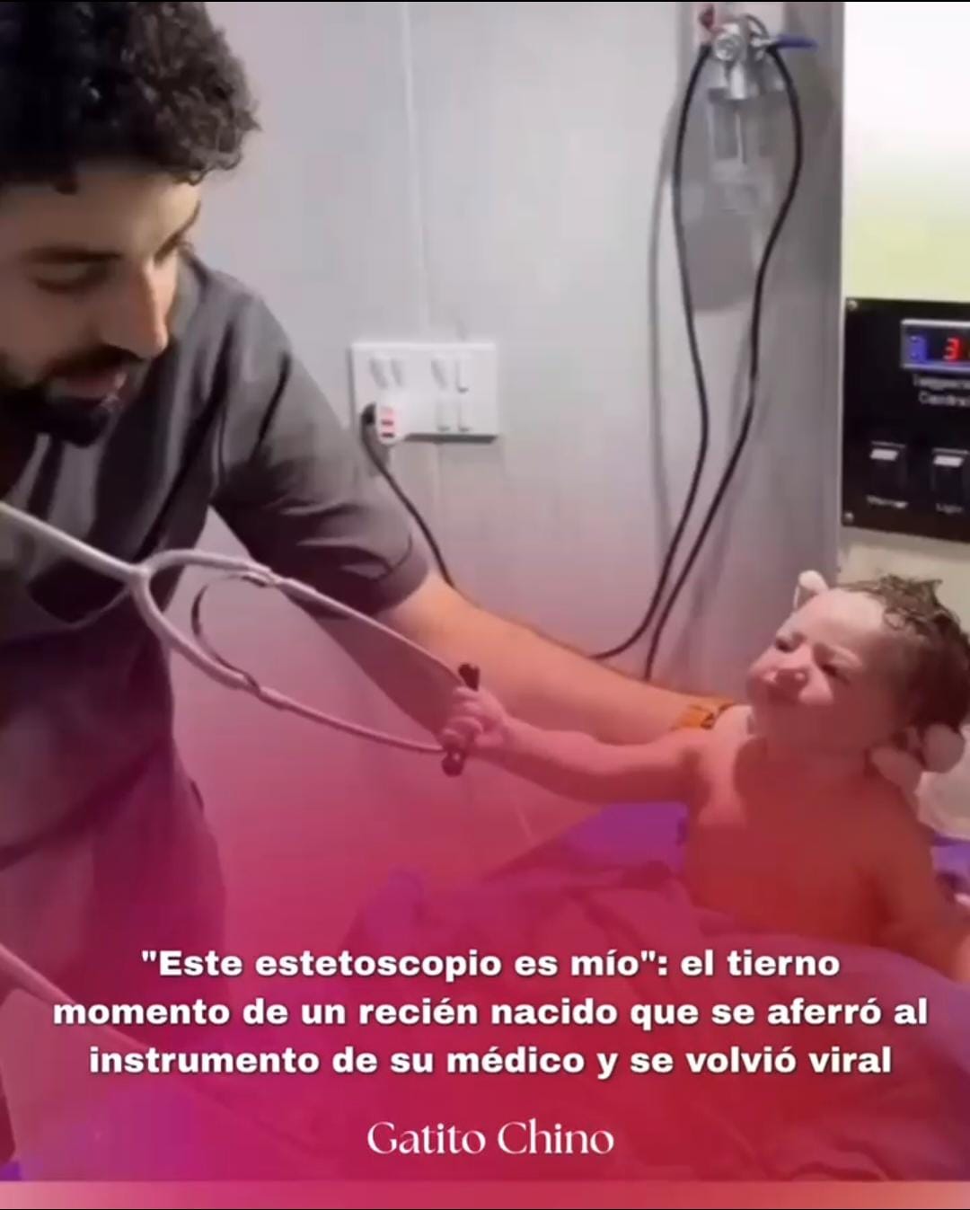 El tierno momento de un recién nacido que se aferró al instrumento de su médico y se volvió viral