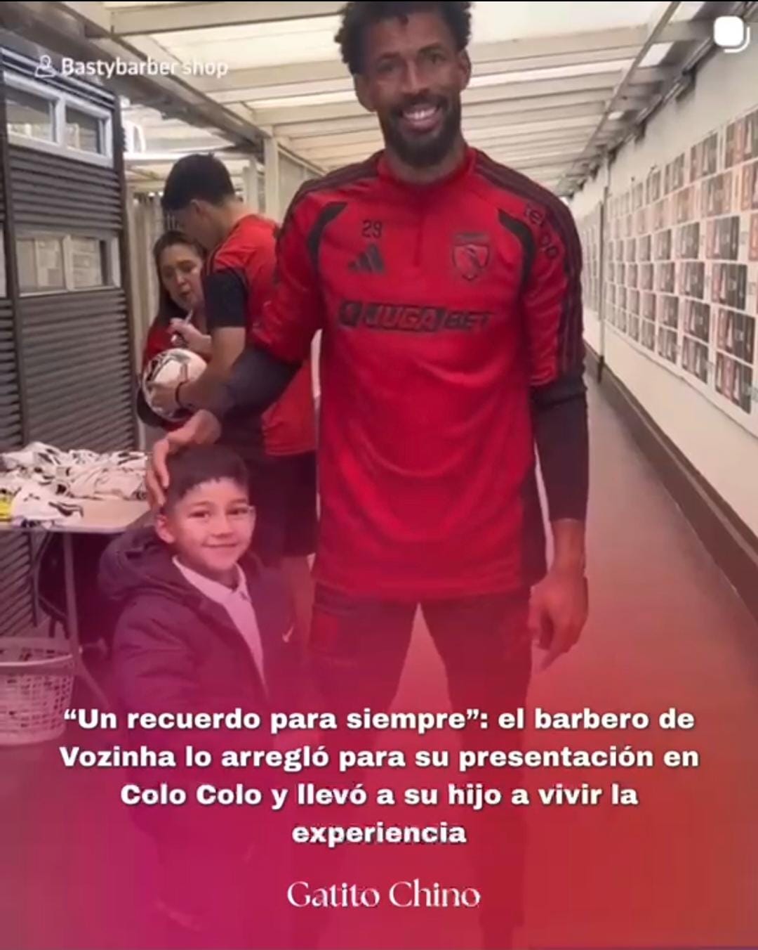 Barbero fue a cortarle el pelo a Vozinha para su presentación y llevó a su hijo